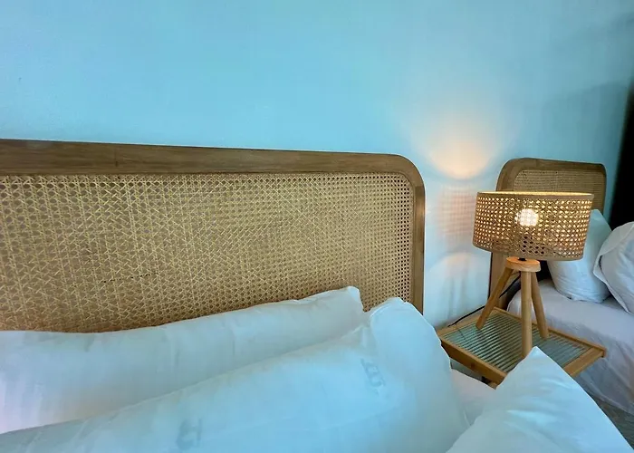 Charming 2-br In Bgc Apartment